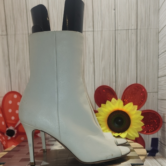 Gianvito Rossi Cream Peep-Toe Heeled Boots - Picture 5 of 10